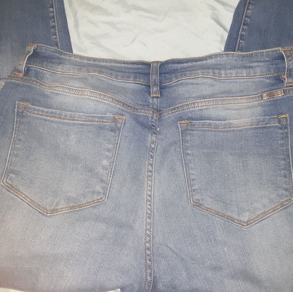 Too small. - Picture 4 of 4